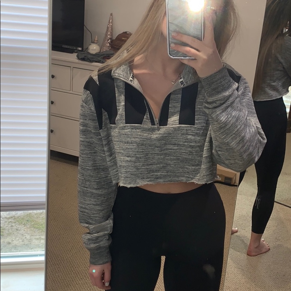 CROPPED PINK SWEATSHIRT